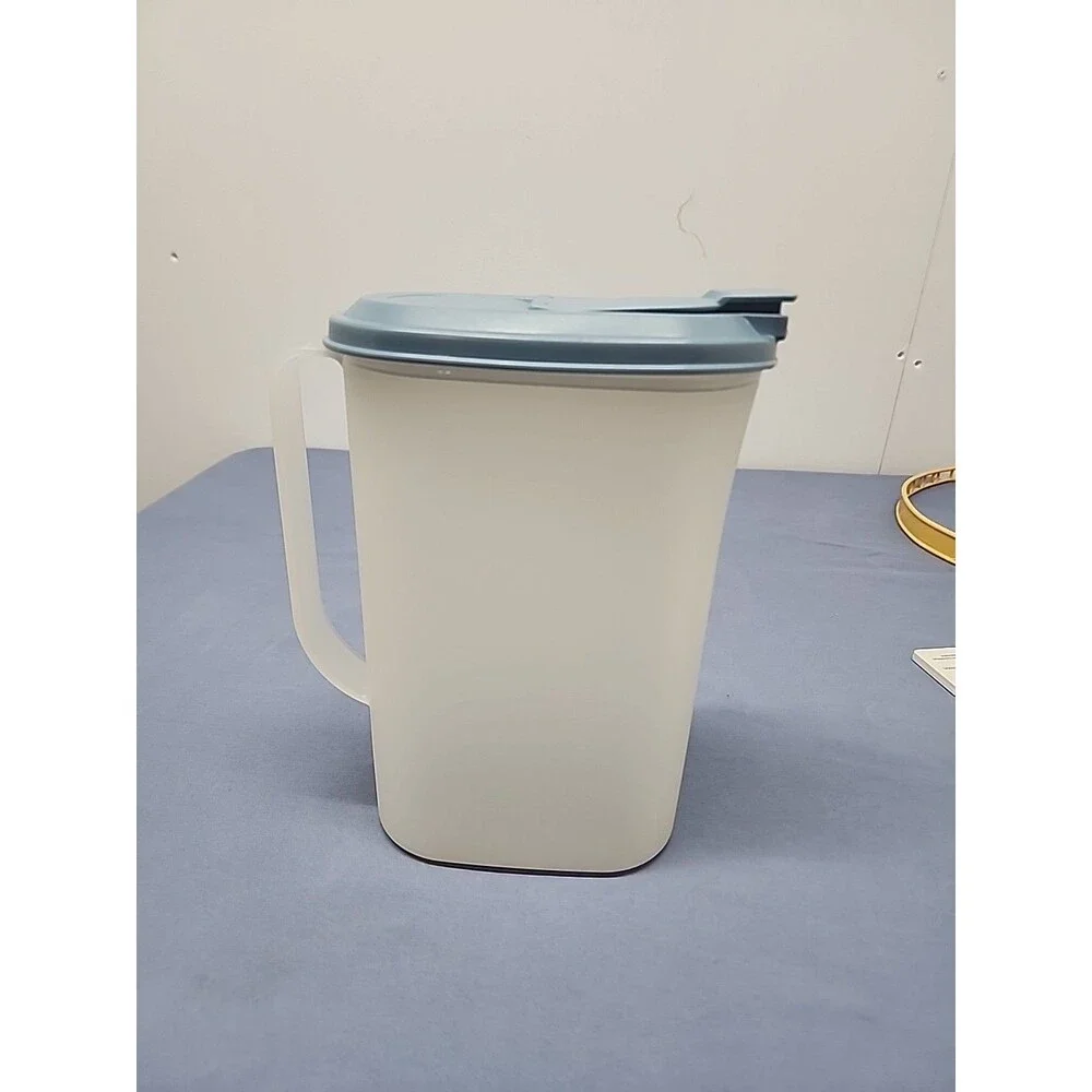 TUPPERWARE Slim Line 2 Quart Refrigerator Pitcher With Blue Flip Lid 2009C-1